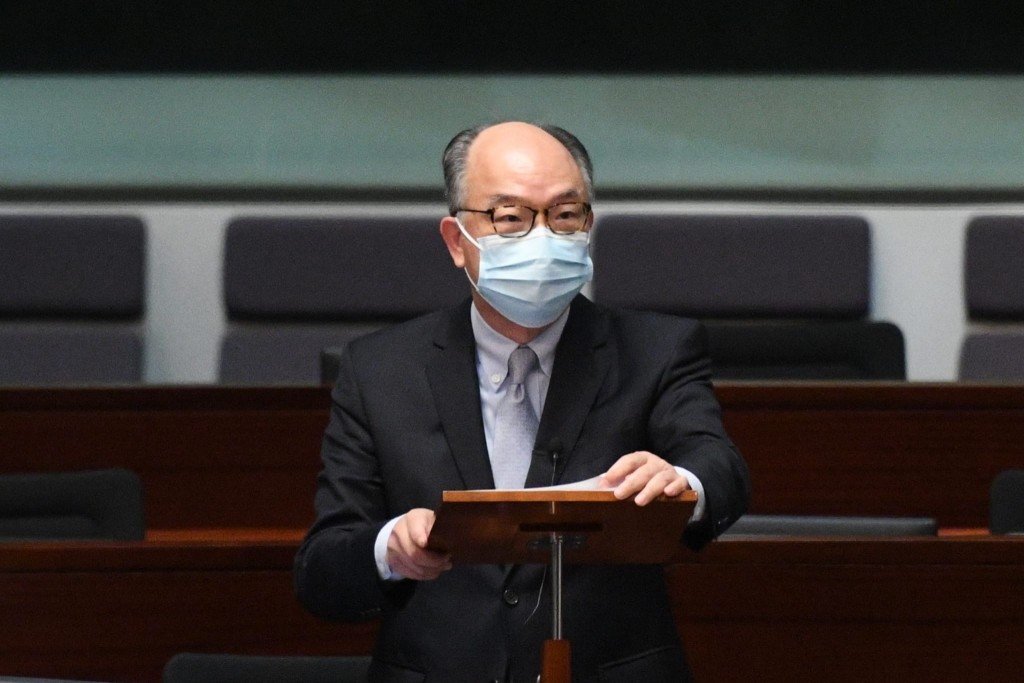 陈帆指，运输署正研究规管驾驶者摆放手机的数量及位置等。