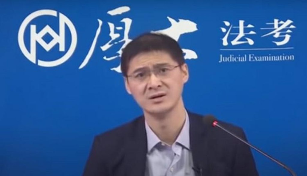 中國政法大學教授羅翔發布文章《私造浮橋，有罪嗎？》撐黃德義。