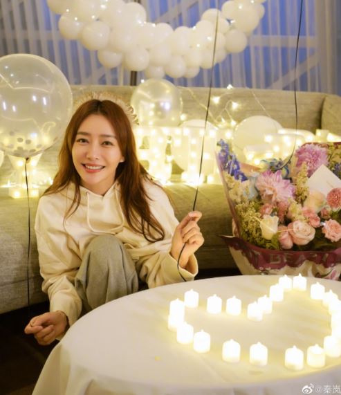 即使便裝也十分亮眼。