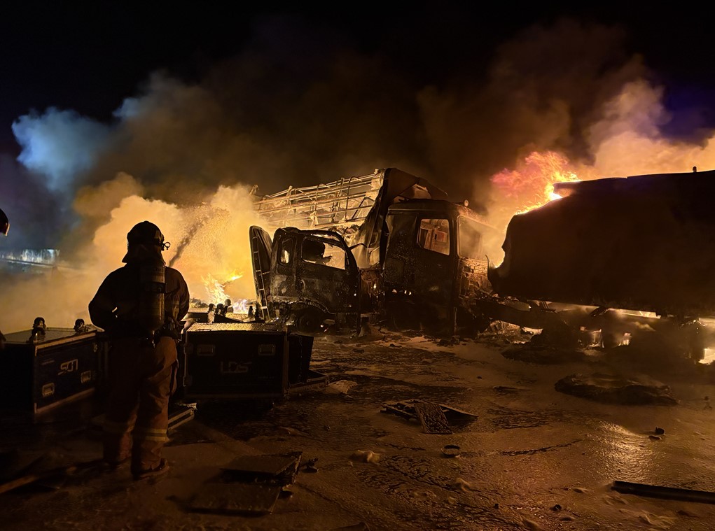 車禍現場一度濃煙直竄天際，情況相當驚險。新華社