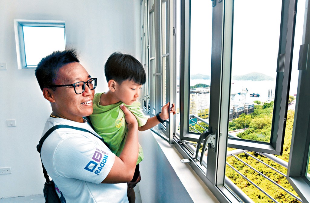 漁映樓背山面海，鄭氏獲派的單位斜望亦看見海景。