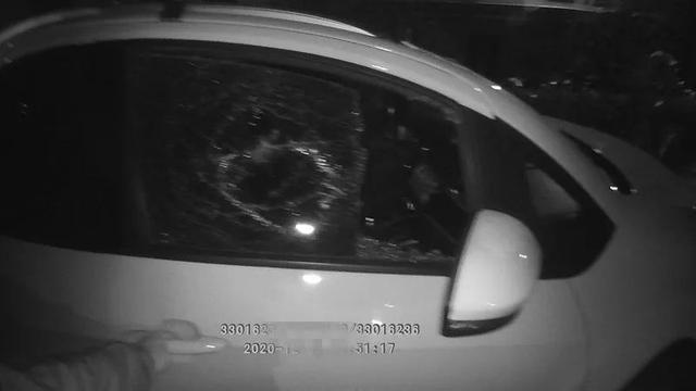 男子打爛警方巡邏車被拘捕。網圖