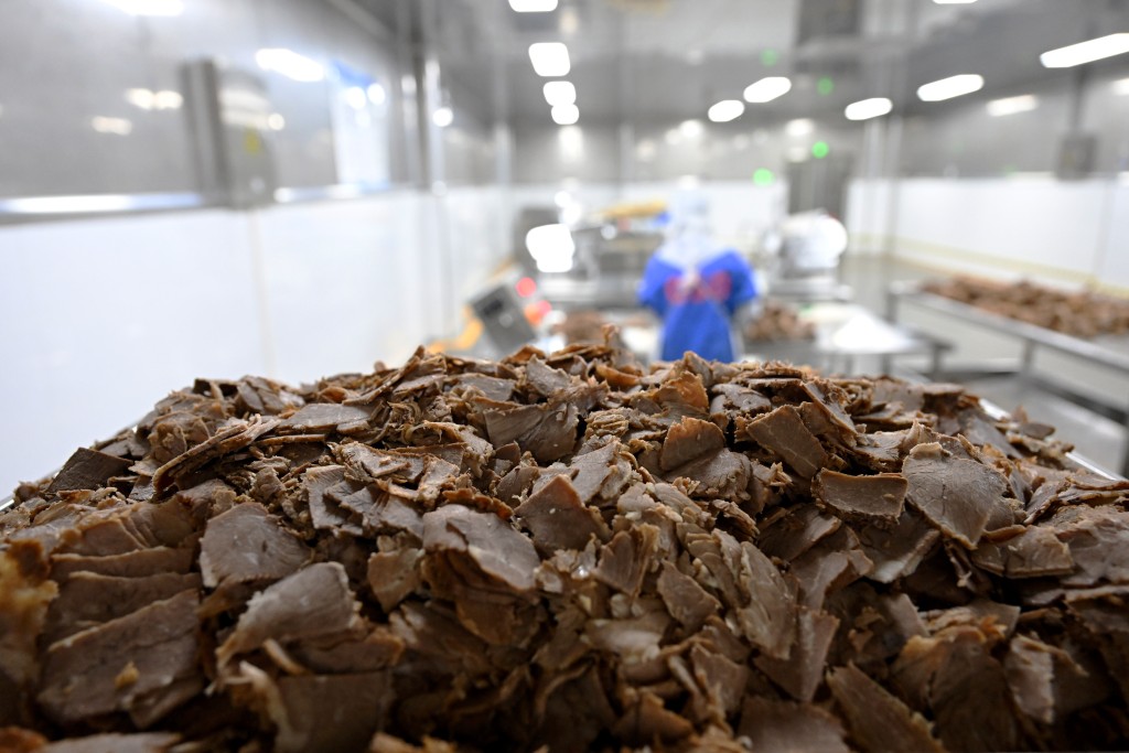 安徽一間企業生產牛肉湯預製菜。