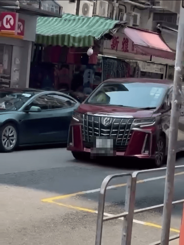 七人車加速躲避。 七人車加速躲避。