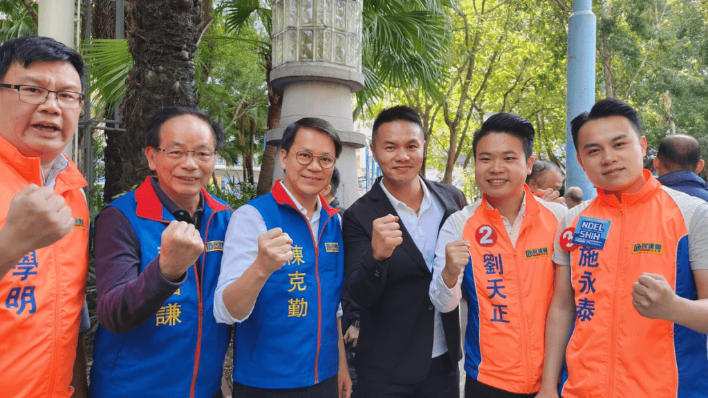港區全國政協委員、觀瀾湖集團主席朱鼎健(右三)今日出席由民建聯主席陳克勤(左三)主持的中西區地區直選候選人誓師大會。