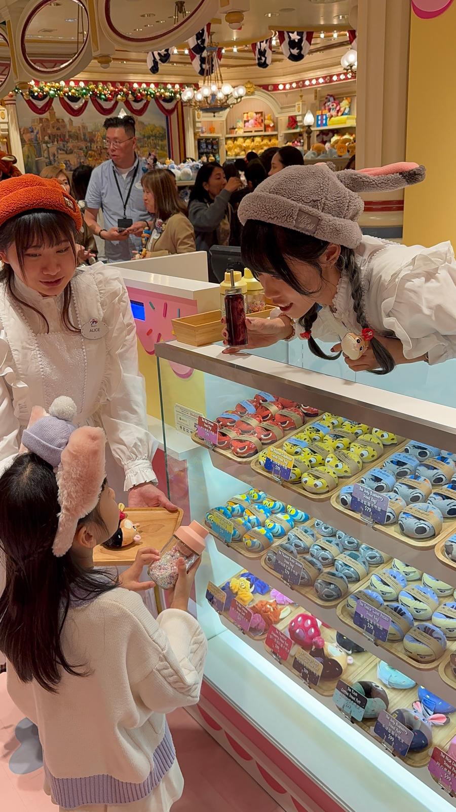 用面包夹自选心水「冬甩」，就可交由「优兽店员」提供互动式购物体验。（图片来源：《亲子王》）