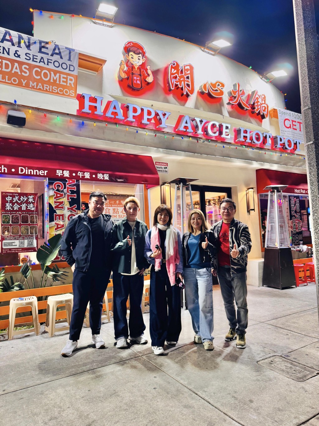 李佳（右二）與劉威煌（左二）、龍婷（中）在美加登台，巧遇食神Michael（左），打邊爐，有口福。