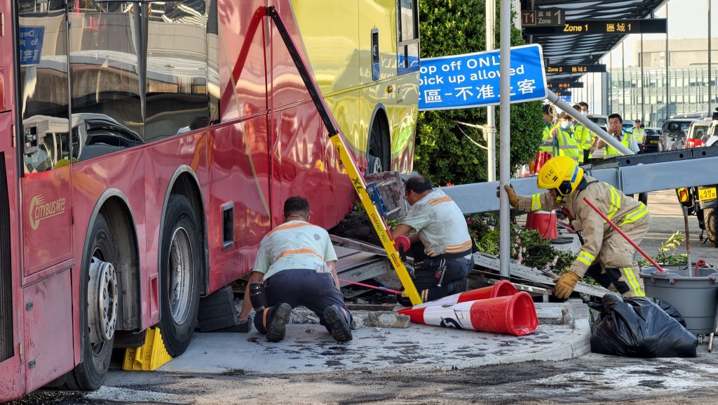 城巴直撞花槽,路牌及石壆損毀。黃文威攝 城巴直撞花槽,路牌及石壆損毀。黃文威攝