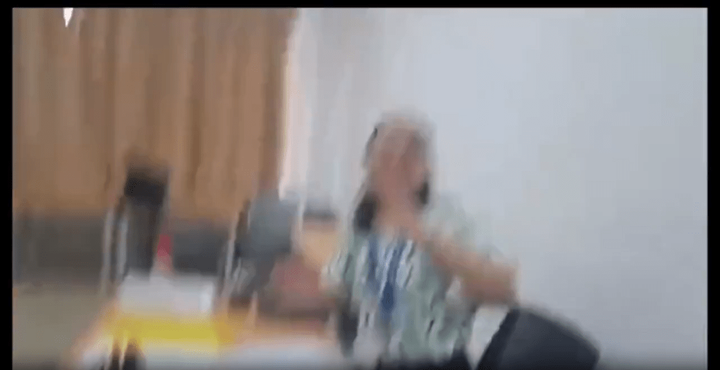 马来暴躁男学生不满利器被收,头戴手机直播挥斧砍伤女教师。Brahim_maldini & chaaaaww@X 马来暴躁男学生不满利器被收,头戴手机直播挥斧砍伤女教师。Brahim_maldini & chaaaaww@X