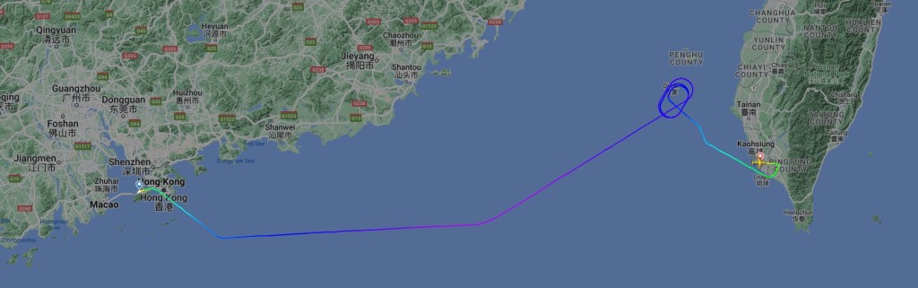 據「flightradar24」網站的資訊，該航班飛到台灣海峽附近時，在七美島附近盤旋一陣子，然後下午2時許於高雄國際機場降落。（「flightradar24」網站截圖）