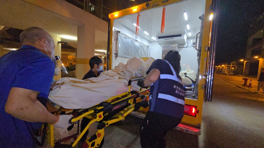 仵工將遺體舁送殮房。黎志偉攝