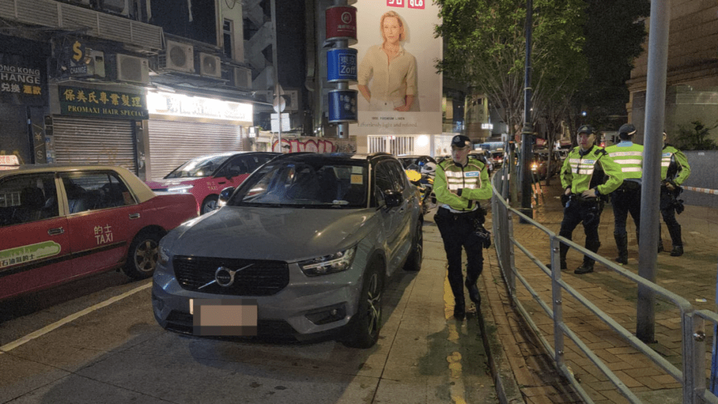 於勿地臣街近羅素街位置,一輛掛有粵港兩地車牌的Volvo私家車行駛期間左搖右攞,遭到警方截查。黎志偉攝 於勿地臣街近羅素街位置,一輛掛有粵港兩地車牌的Volvo私家車行駛期間左搖右攞,遭到警方截查。黎志偉攝
