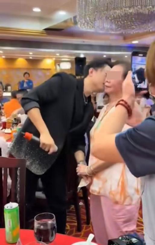 禤振華亦有回吻阿婆。 禤振華亦有回吻阿婆。