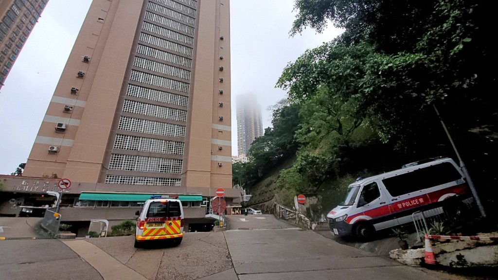 聯邦花園一單位遭爆竊，警員到場調查。楊偉亨攝