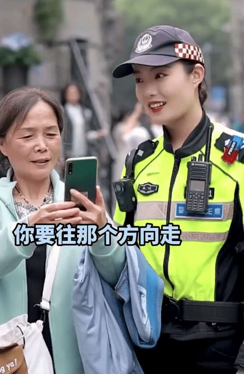 对于市民要求合照，温柔女警相当配合。
