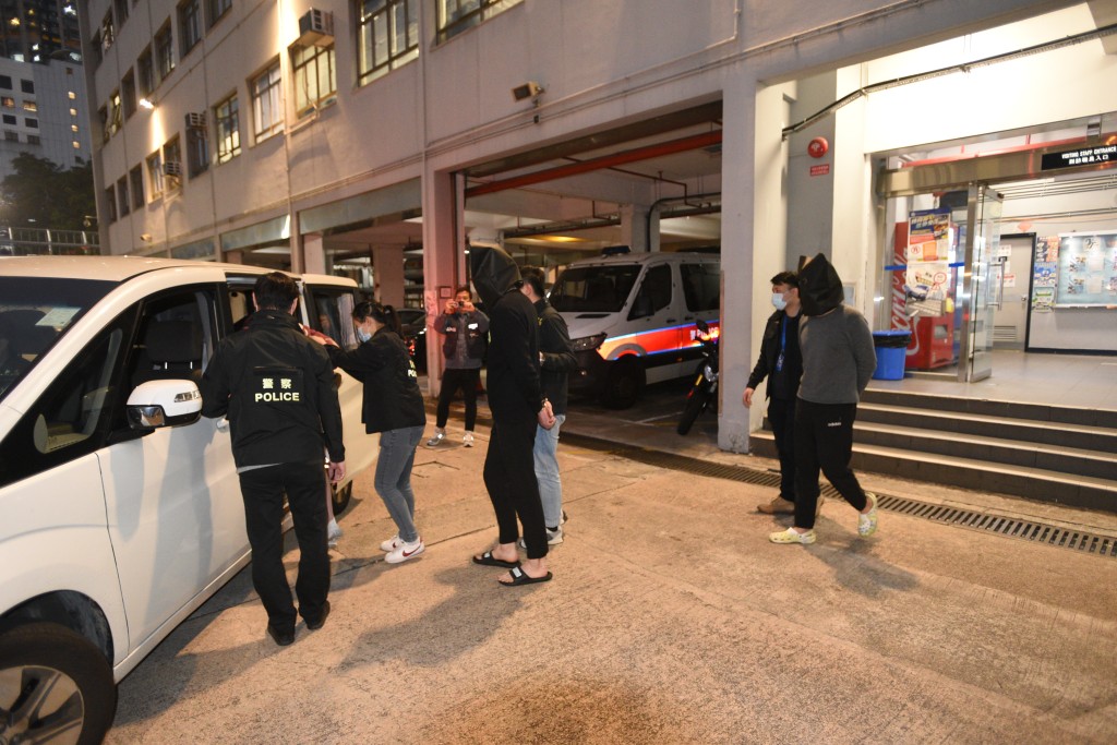 警方經調查後，先後拘捕5名男女。尹敬堂攝
