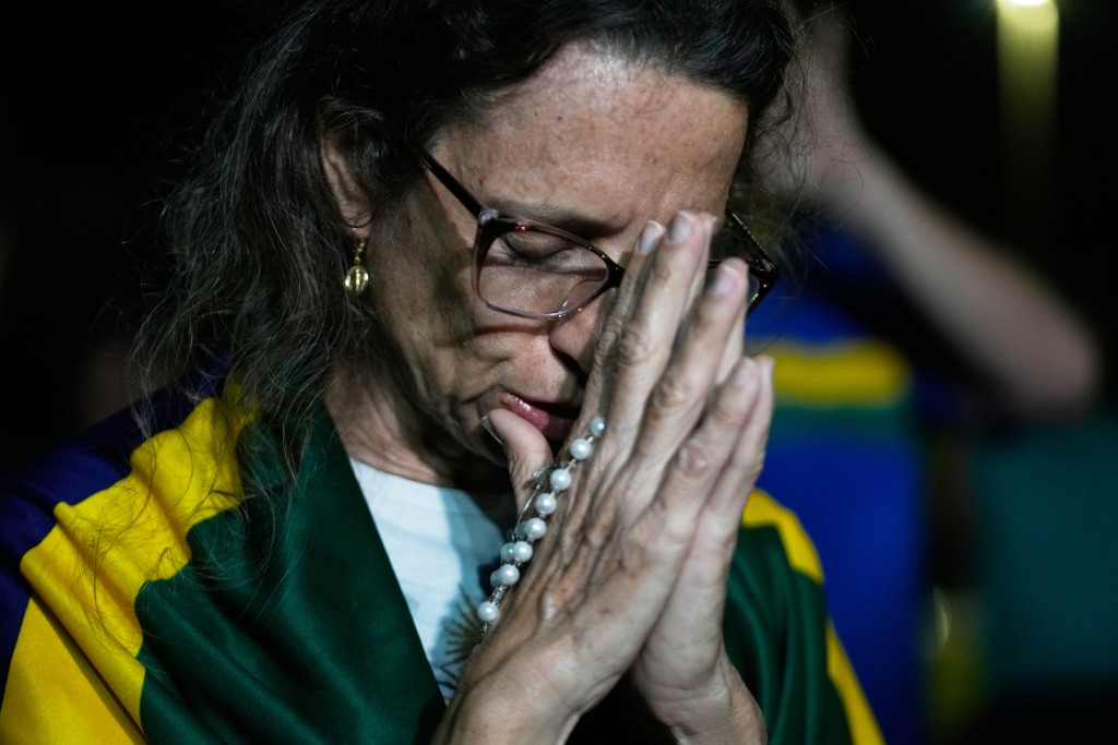 博索納羅的支持者在其別墅外守夜。美聯社 博索納羅的支持者在其別墅外守夜。美聯社