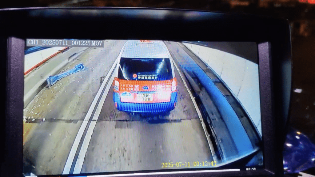 左邊行車線則佈滿玻璃和碎石。 左邊行車線則佈滿玻璃和碎石。