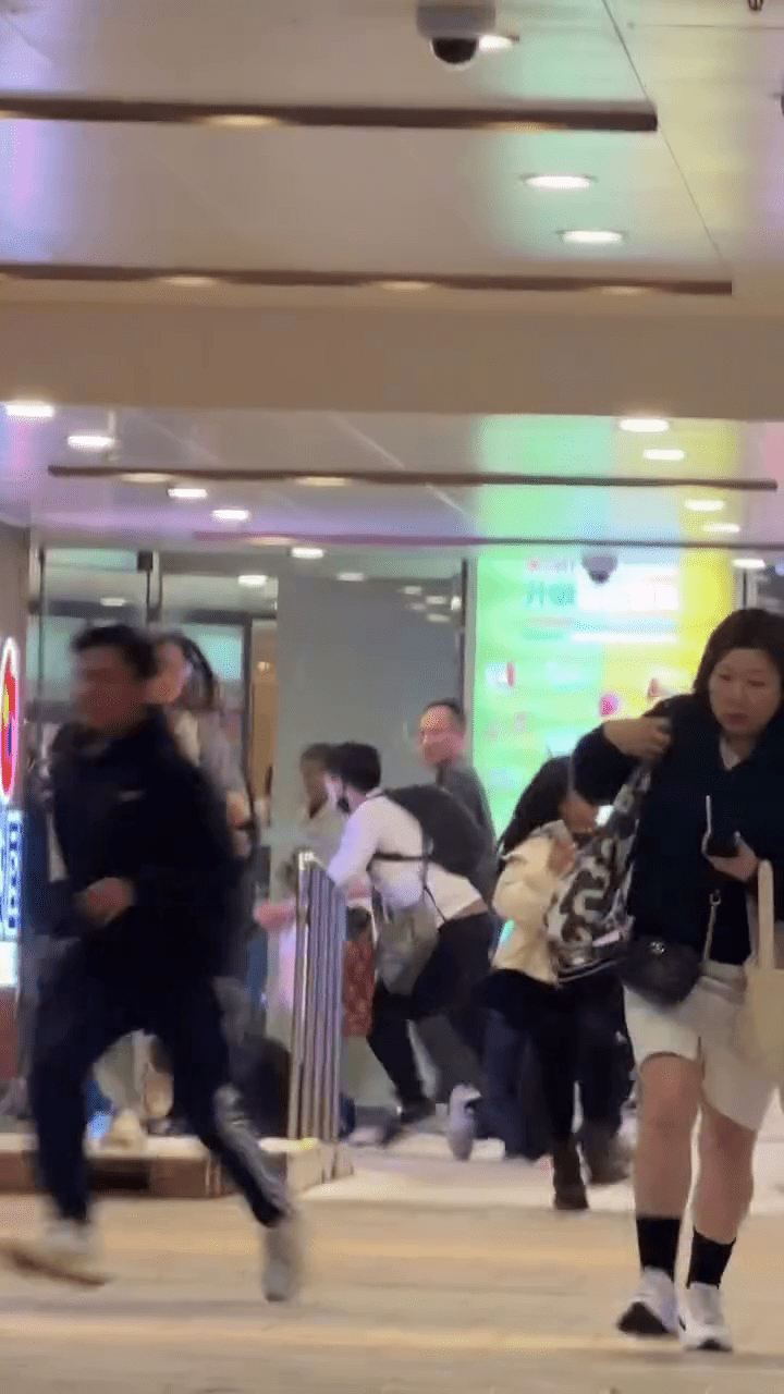 其後男子行近商場門口，衝向人群。