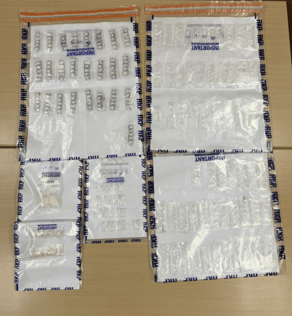 荃灣工廈搗毒品儲存倉 檢$45萬K仔依托咪酯煙彈等貨。 警方圖片 荃灣工廈搗毒品儲存倉 檢$45萬K仔依托咪酯煙彈等貨。 警方圖片