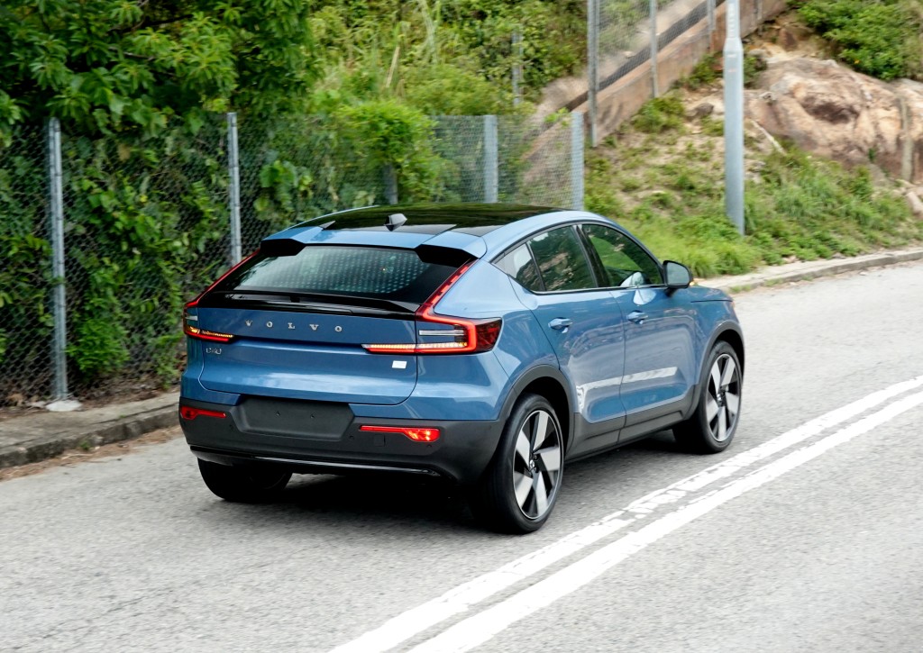 ●車子重心低，前後馬達可準確分配動力，攻彎很穩健。