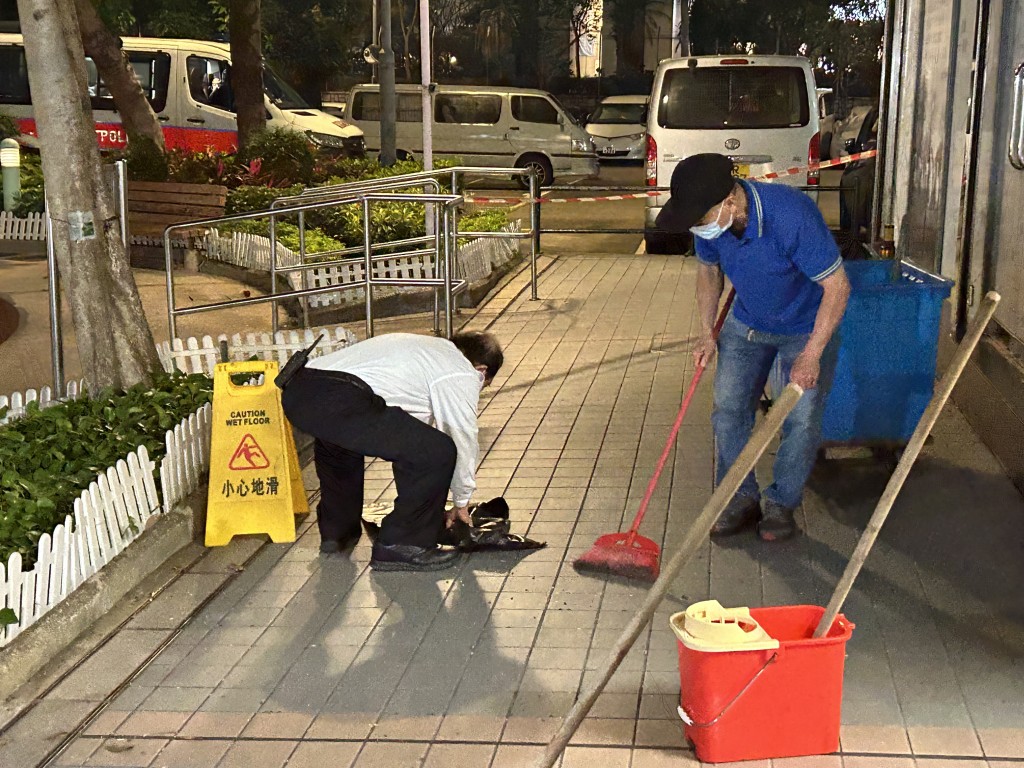 保安將貓屍檢走。