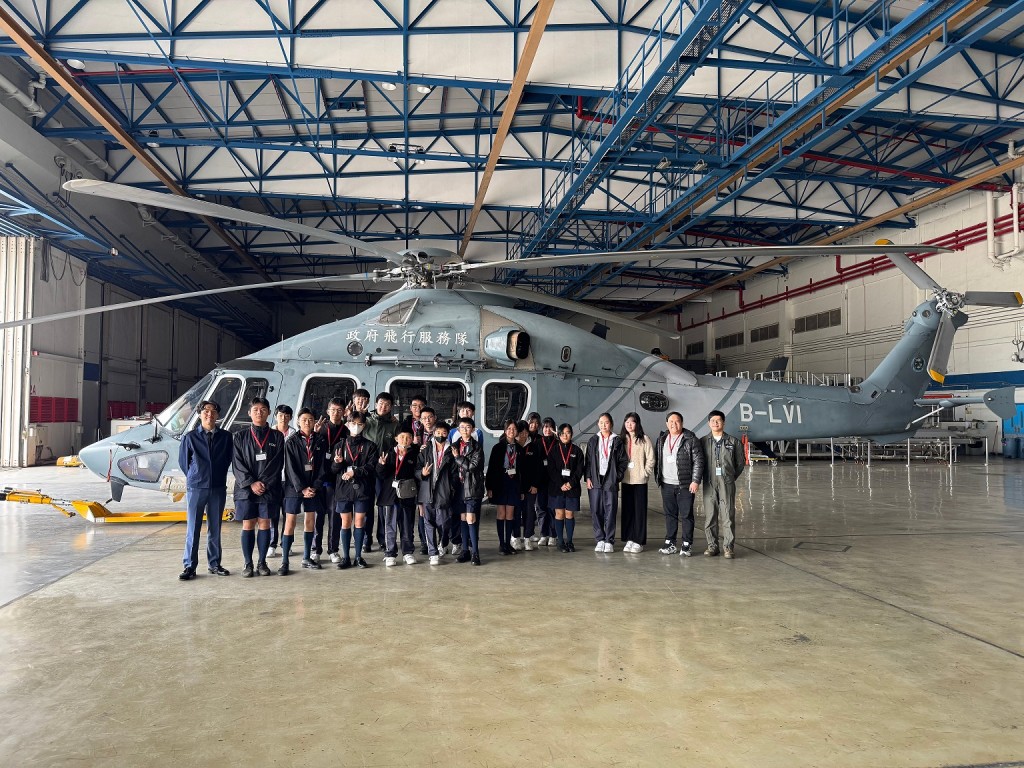 空童军参观政府飞行服务队，了解飞行服务队的工作性质。（图片来源：受访者提供）