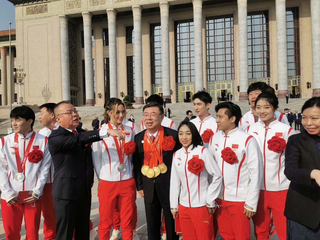 冬奧運動員們在大會堂門口合影留念。張言天攝