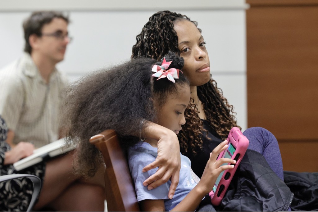 受伤女童如今已7岁，今年5月她和母亲一同到法庭听审。 美联社