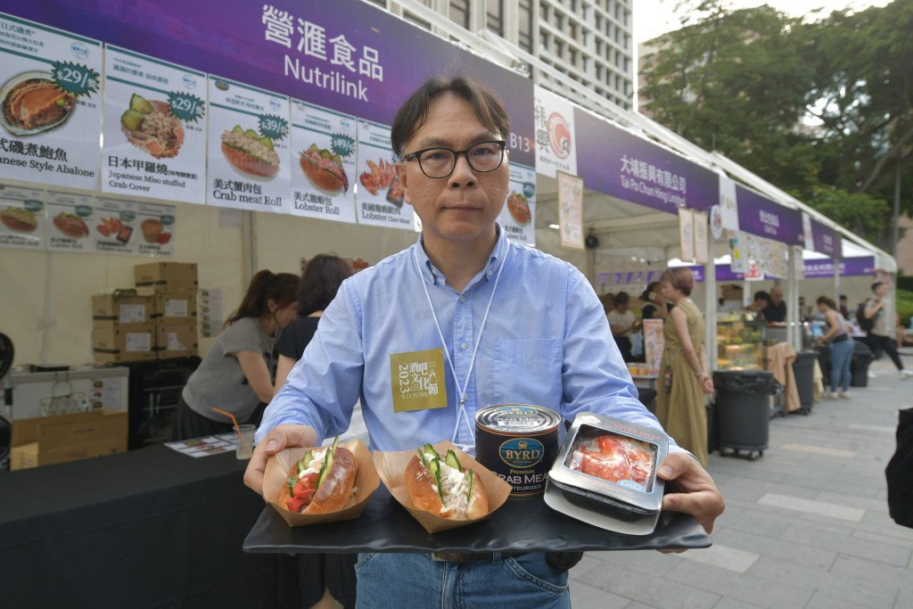 售賣美式龍蝦包及蟹肉包商店的負責人Terence今次準備的都是即食食品。陳浩元攝