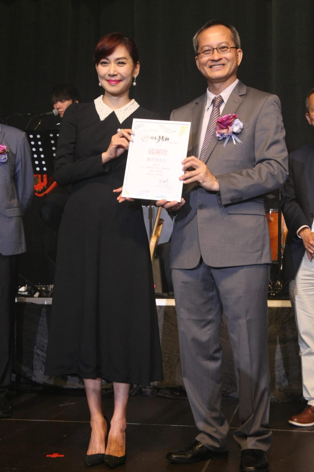 鄺美雲(左)籲助山區學生。