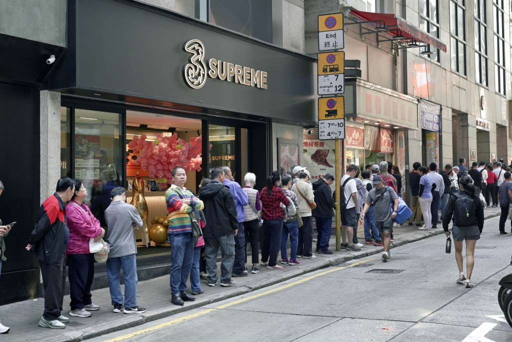 中環士丹利街投注站，營業時間甫開始，人龍由士丹利街拐彎至德己立街，一度延伸至威靈頓街。