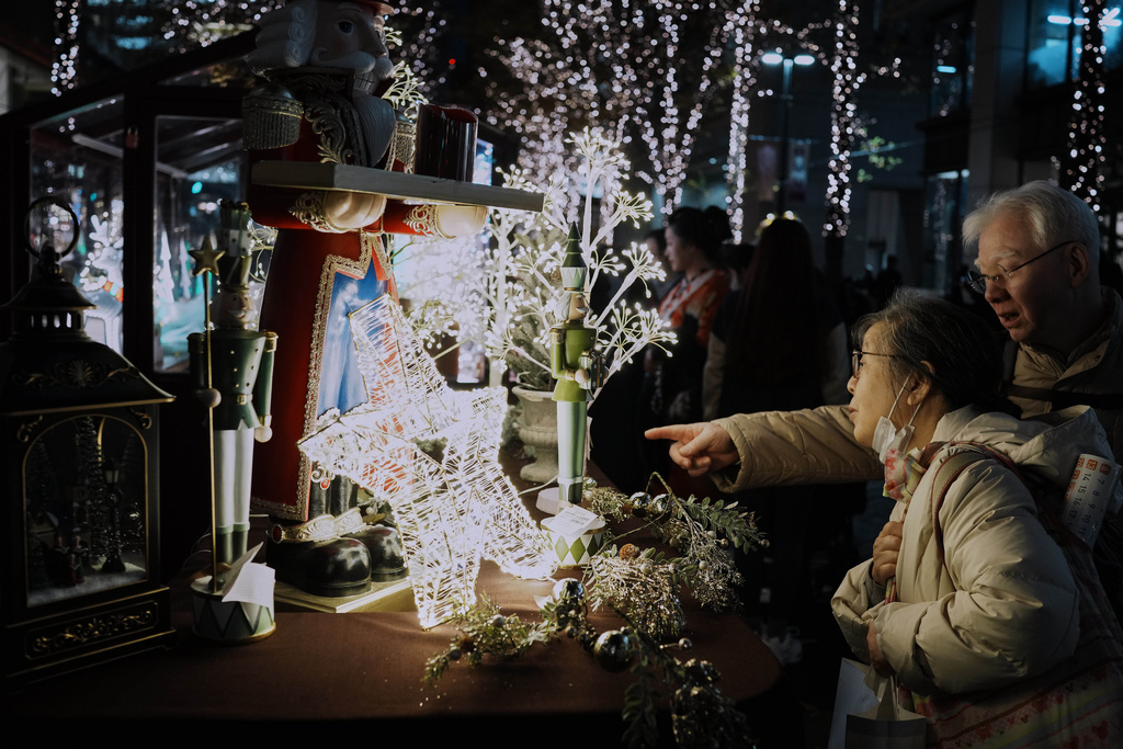 東京民眾迎接聖誕。美聯社 東京民眾迎接聖誕。美聯社