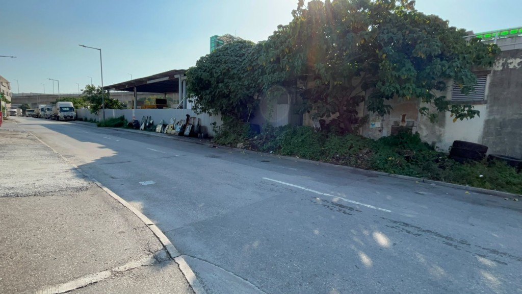 消防在屯門浩福街搗破有關非法油站。 消防在屯門浩福街搗破有關非法油站。