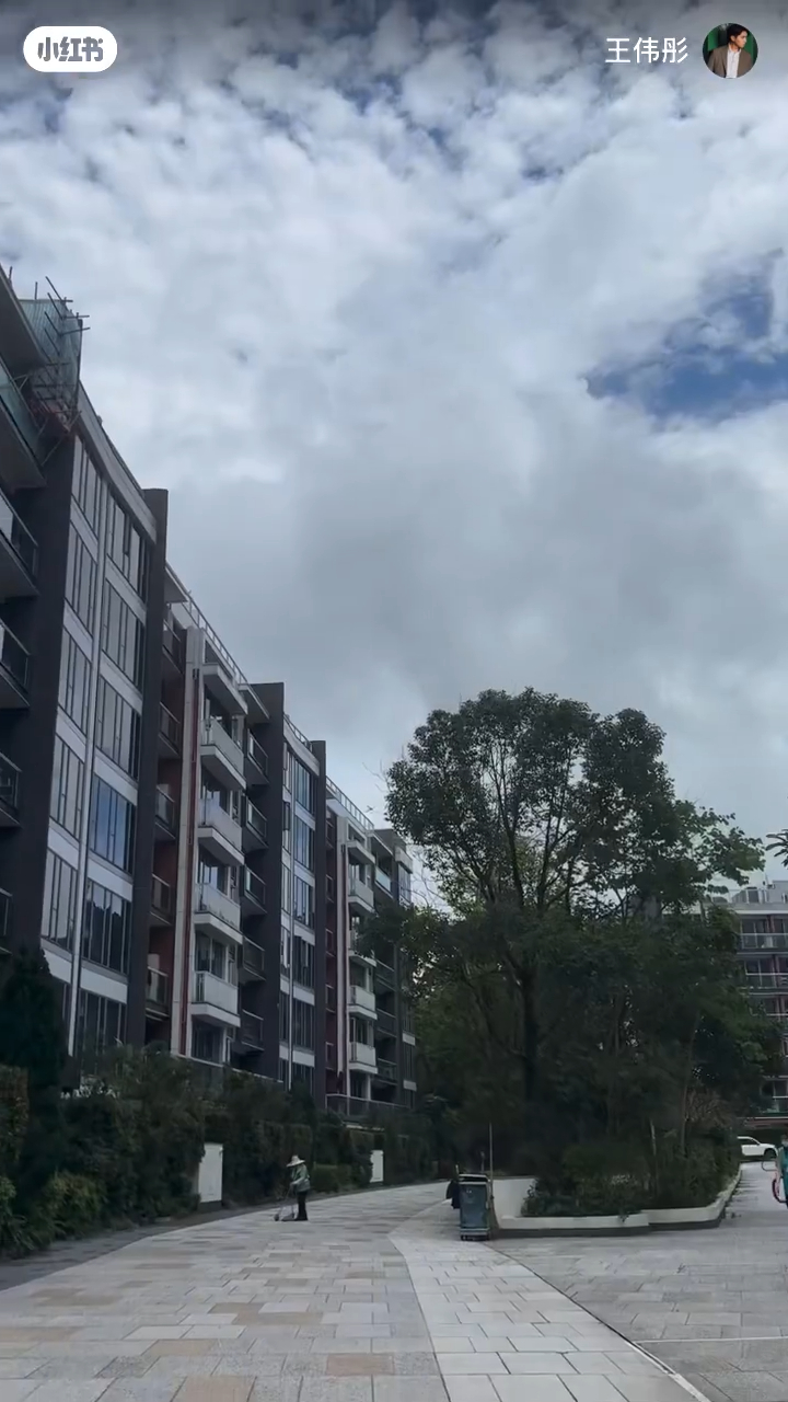 影片看到王瑋彤所住的屋苑正是王浩信於2018年5月以3,306萬入手「傲瀧」。