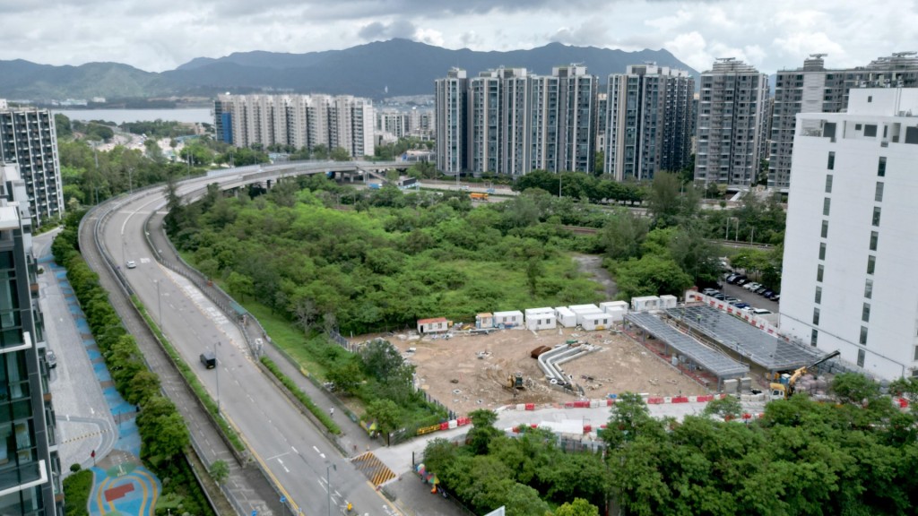 政府研究後決定放棄原本位於香港教育大學運動中心的選址,將車站南移至更靠近中文大學的位置。 政府研究後決定放棄原本位於香港教育大學運動中心的選址,將車站南移至更靠近中文大學的位置。