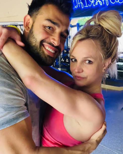 Britney另一位前夫Sam Asghari忍不住嘲諷Kevin,指他只識利用前妻搵錢。 Britney另一位前夫Sam Asghari忍不住嘲諷Kevin,指他只識利用前妻搵錢。