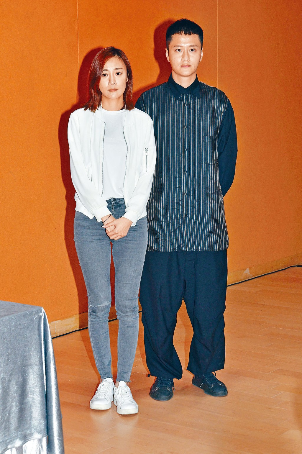 兩人先除口罩企定定讓記者拍照。