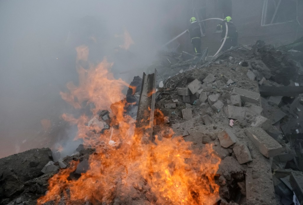 哈尔科夫公寓楼房遭击中后起火。路透社