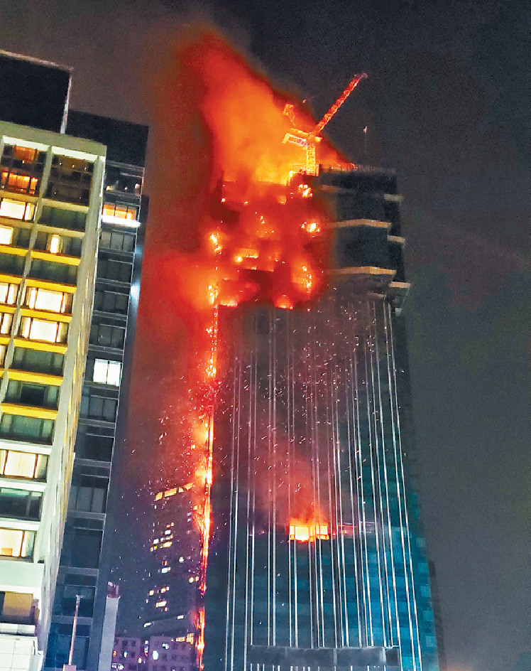 ■濃煙席捲半空，大量火舌跌下。
