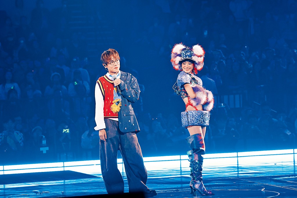 JACE在台上教林家謙跳舞。