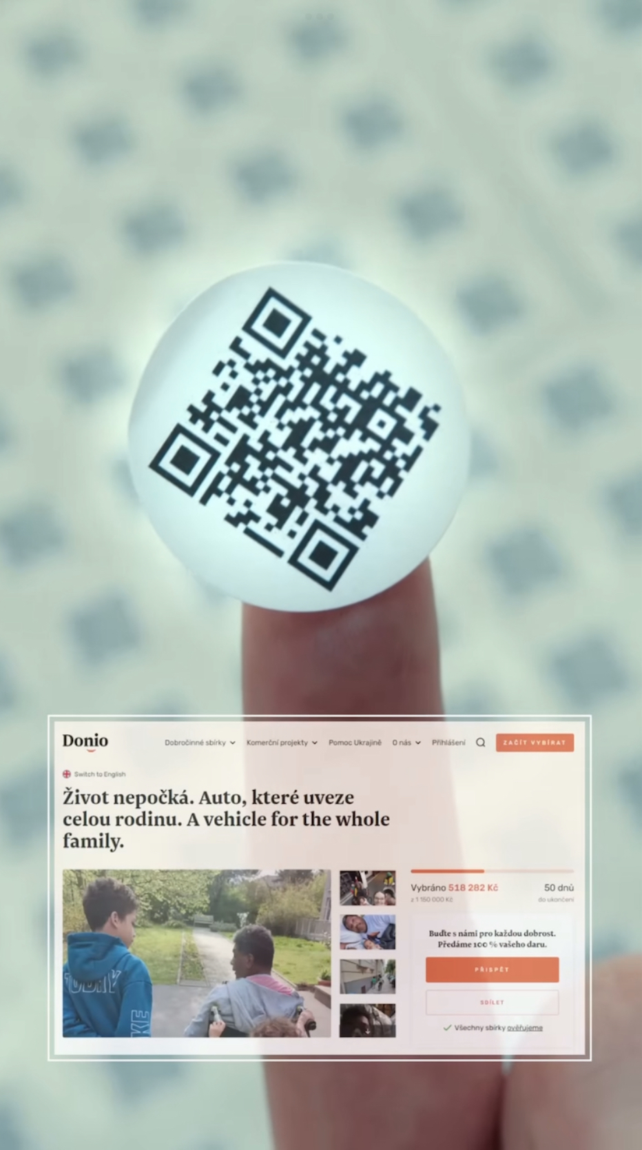 紙鈔貼上QR code，呼籲拾到錢的人去平台捐款。Youtube