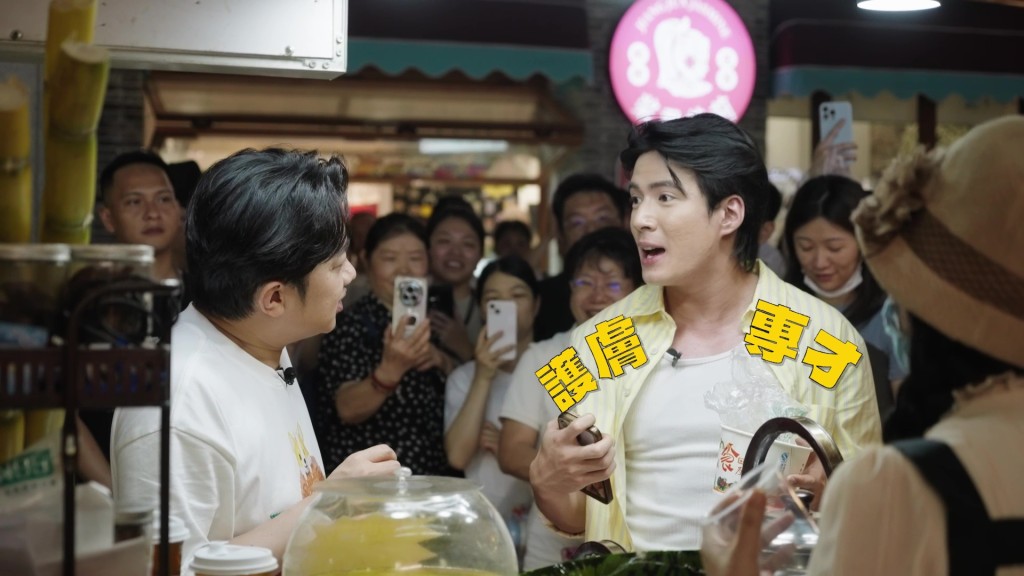 吳兆麟在夜市展現高人氣,引來不少途人圍觀。 吳兆麟在夜市展現高人氣,引來不少途人圍觀。
