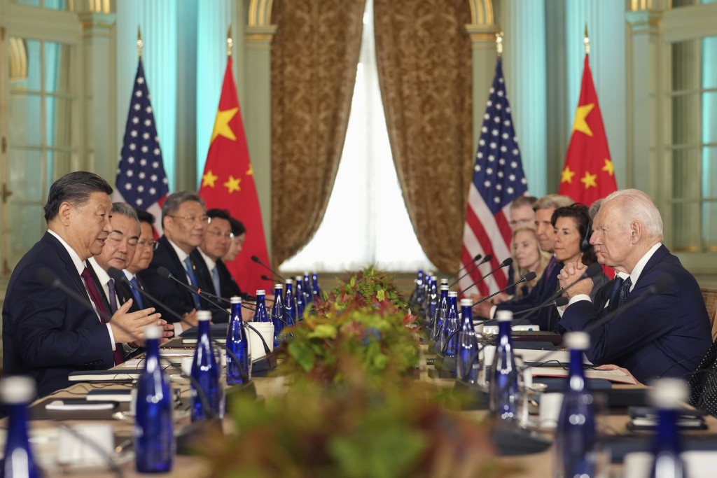 国家主席习近平与美国总统拜登在APEC峰会期间见面。