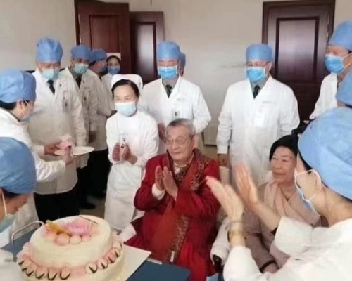 中國前國務院總理朱鎔基昨日92歲生日，有戴上口罩的醫生及護士為他慶生。網圖