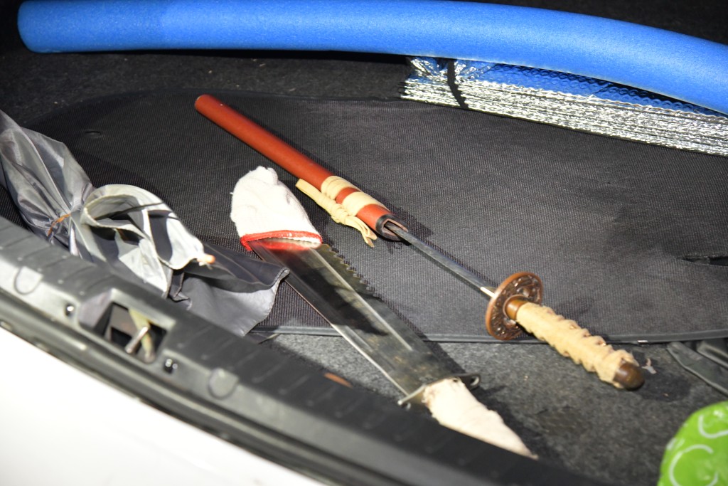 警方在私家車上的車尾箱發現一把東洋刀及一把開山刀。