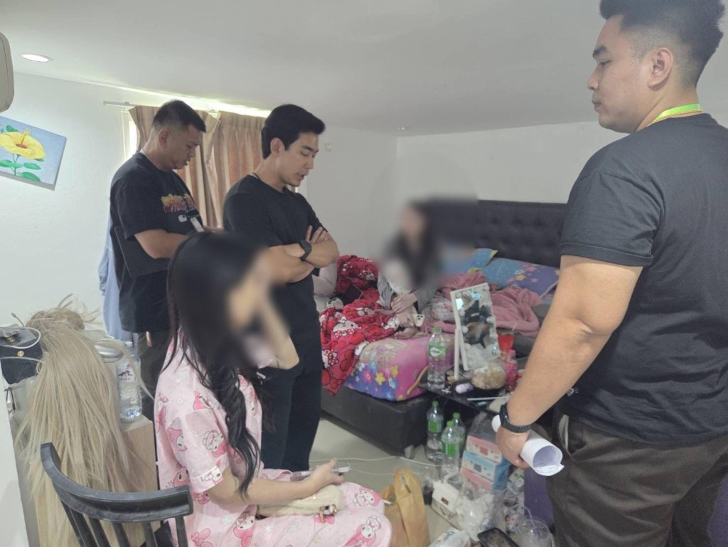 芭堤雅警方凭闭路电视锁定涉嫌抢劫嫖客的变性人。The Pattaya News Thailand