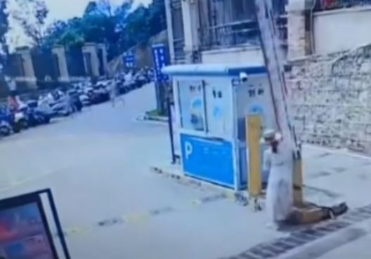 昆明有女子用肉體阻止停車場電閘下降，目的是為免付¥5停車費。抖音＠前方＋ 