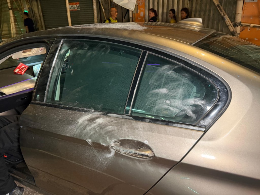 警員在車身上套取指模。