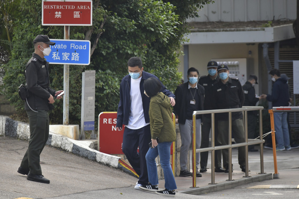 杨明步出赤柱监狱后仅向在场记者表示：「早晨。」即在经理人陪同下登车离开。